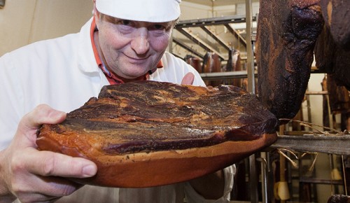 AUT, 2011-07-19; Allgemeine Features zu Metzgerei/Fleischverarbeitung/Wurst- und Speckproduktion der Metzgerei Huber in Oberndorf bei Kitzbühel; mit Genehmigung der Firmenleitung; im Bild (v.l.n.r.): Firmenchef Josef Huber bei seinem gereiften Produkten; Foto: Roland Mühlanger