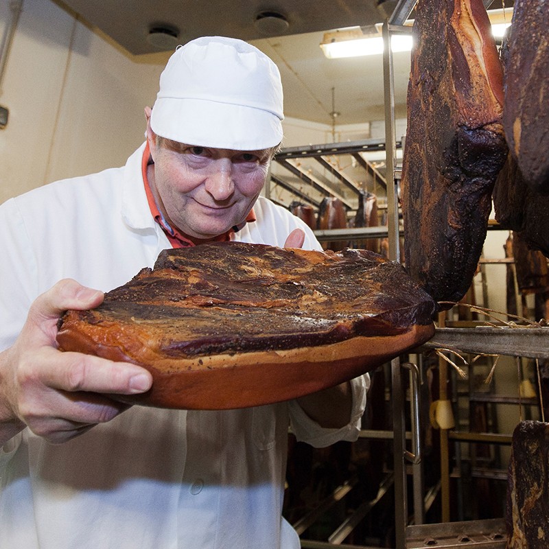 AUT, 2011-07-19; Allgemeine Features zu Metzgerei/Fleischverarbeitung/Wurst- und Speckproduktion der Metzgerei Huber in Oberndorf bei Kitzbühel; mit Genehmigung der Firmenleitung; im Bild (v.l.n.r.): Firmenchef Josef Huber bei seinem gereiften Produkten; Foto: Roland Mühlanger