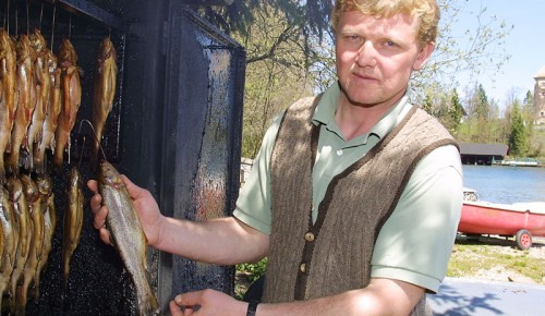 Hotel Schloss Fuschl, "Gerhard Langmaier", Fischzuchtmeister, Fish Farmer, 30.4.01, 
©Wild & Team-Fotoagentur
Bank-AUT:   Raika(35094)-Kto.Nr. 94102357
Bank-BRD/International:  Sparkasse( 546903)-KtNr.D71050000