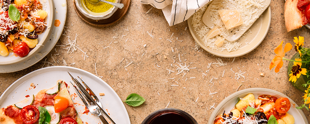 Italien Mehrere verschiedene italienische Gerichte auf einem Tisch - Rezeptbild aus der SPAR Mahlzeit