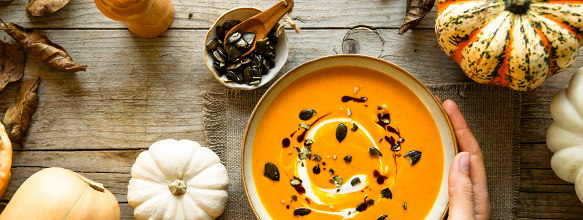 Eine Kürbissuppe mit Kernöl in einem Suppenteller