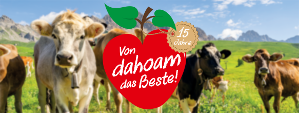 Roter "Von dahoam das Beste"-Lokalitätsapfel vor einem unscharfen Hintergrund