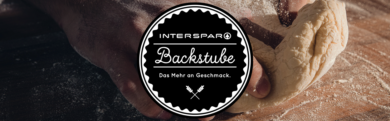 Eine Person knetet frischen Teig und das INTERSPAR Backstube-Logo