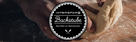 Eine Person knetet frischen Teig und das INTERSPAR Backstube-Logo