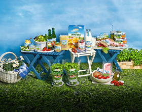 Viele verschiedene SPAR Natur*pur-Produkte auf und rund um ein blaues Bankerl