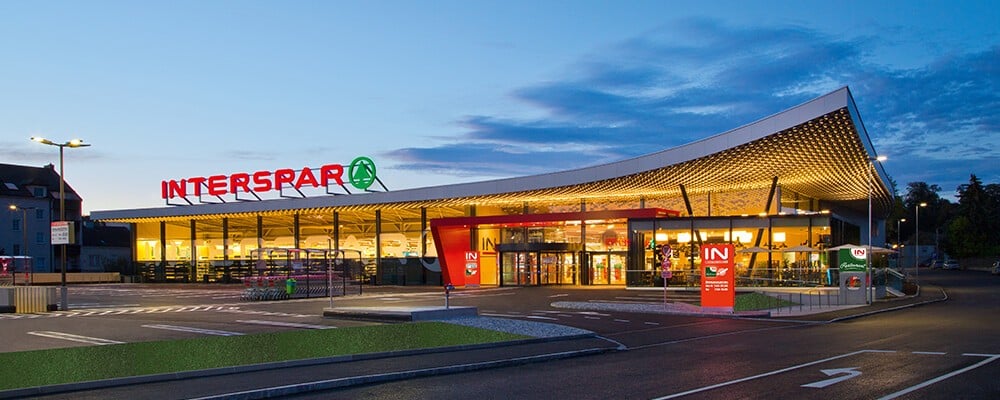 INTERSPAR-Hypermarkt Amstetten von Außen in der Abenddämmerung