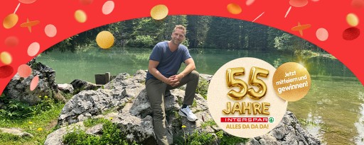 Didi Maier sitzt an einem Bergsee zur Vorstellung des Gewinnspiels 50 Jahre INTERSPAR mit Didi Maier