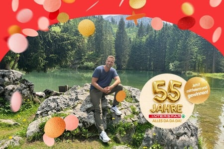 Didi Maier sitzt an einem Bergsee zur Vorstellung des Gewinnspiels 50 Jahre INTERSPAR mit Didi Maier