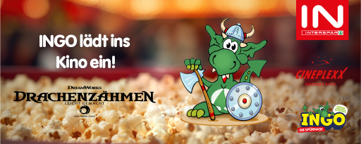 INGO, der grüne Drache, als Wikinger vor einem Kino-Hintergrund