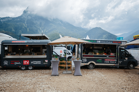 Außenaufnahme des geöffneten INTERSPAR Foodtrucks an einem bewölkten Tag