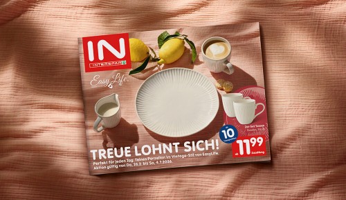 Bild vom Treuepromotion-Sammelpass und der Aufschrift "TREUE LOHNT SICH! Perfekt für jeden Tag: feines Porzellan im Vintage-Stil von EasyLife." Gültig von Do., 26.1. bis Sa., 4.7.