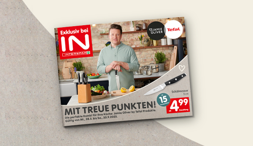 Bild vom Treuepromotion-Sammelpass und der Aufschrift "MIT TREUE PUNKTEN! Die perfekte Kombi für Ihre Küche: Jamie Oliver by Tefal Produkte. Gültig von Mi., 28.5. bis Sa., 20.9.2025."