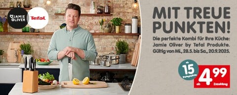 Bild von Jamie Oliver mit einem Messer in einer Küche und der Aufschrift "MIT TREUE PUNKTEN! Die perfekte Kombi für Ihre Küche: Jamie Oliver by Tefal Produkte. Gültig von Mi., 28.5. bis Sa., 20.9.2025."