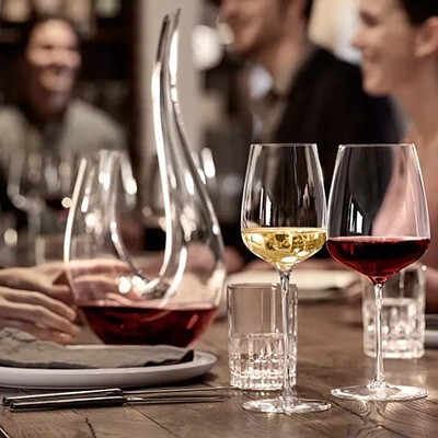 Ein gedeckter Tisch mit verschiedenen Wein- und Wassergläsern und einem Dekanter von Spiegelau