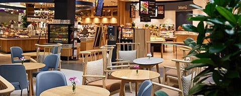 Blick in ein INTERSPAR-Restaurant mit vielen Tischen