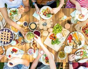 Eine Familie beim Picknick auf einem Holztisch