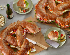 Zwei belegte Partybrezen auf einem Tisch