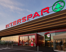 Ein INTERSPAR-Hypermarkt von Außen im Sonnenaufgang