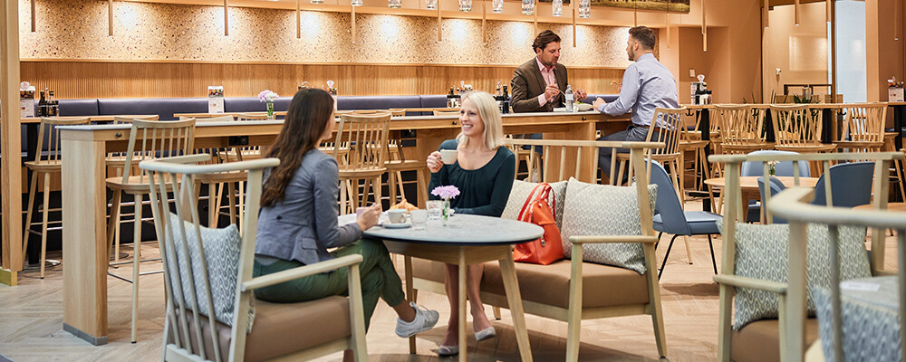 Zwei Personen beim Essen an einem Tisch im INTERSPAR-Restaurant