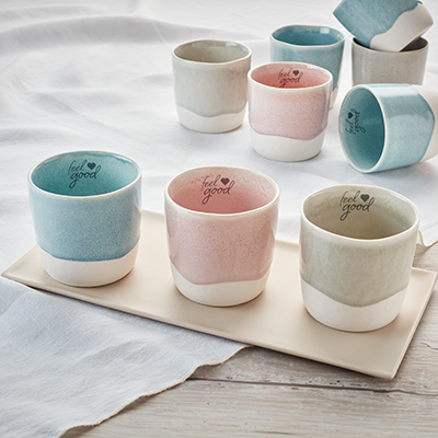 Mehrere INTERSPAR-Sammeltassen in hellblau, hellrosa und beige