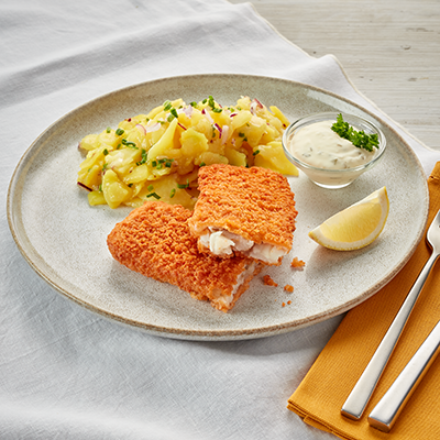 Ein gebackenes Seelachsfilet mit Kartoffelsalat und Sauce