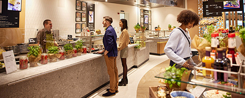 Ein Mann und eine Frau beim Bestellen im INTERSPAR-Restaurant