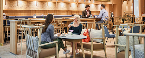 Zwei Personen beim Essen an einem Tisch im INTERSPAR-Restaurant