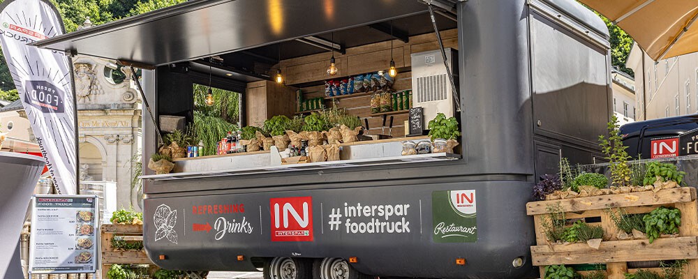 Foto des INTERSPAR-Foodtrucks auf Tour in Salzburg
