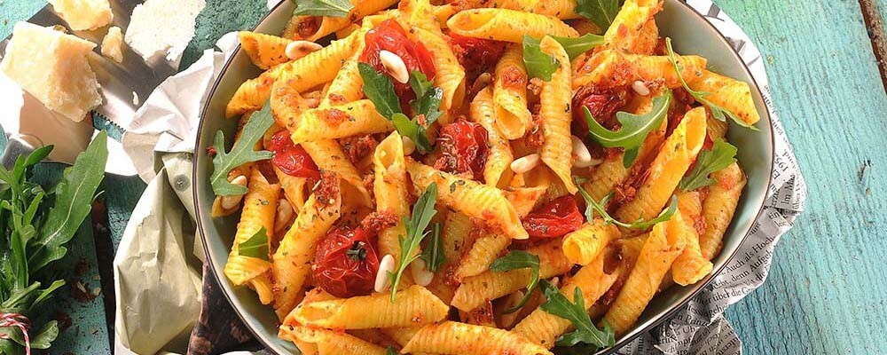 Pasta Rosso mit Pesto Rosso, Tomaten, Rucola, Pinienkernen und Parmesan