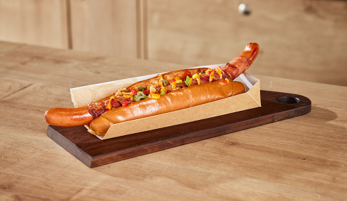 Ein Berner-Hotdog mit einem Berner Würstel, Hamburgersauce und Röstzwiebeln