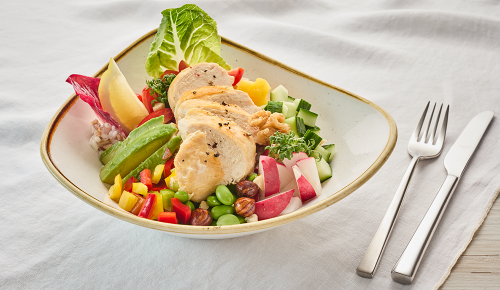 Eine Chicken Bowl mit Maishelndbrust, Reis, Edamame, Avocado und mehr
