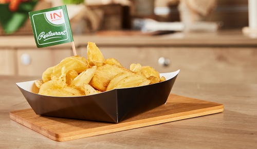 Eine Pappschale mit knusprig gebackenen Pommes