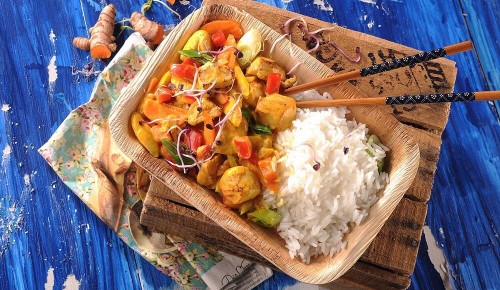 Gelbes Hühnercurry mit Hühnerfilet, Karotten, Rüben, Mango und mehr