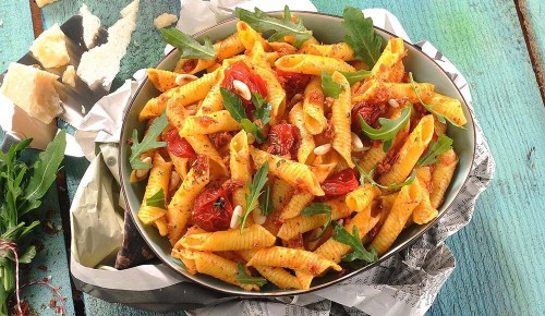 Pasta Rosso mit Pesto Rosso, Tomaten, Rucola, Pinienkernen und Parmesan