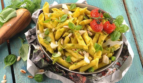 Pasta Verde mit Pesto Genovese, Tomaten, Basilikum, Pinienkernen und Parmesan