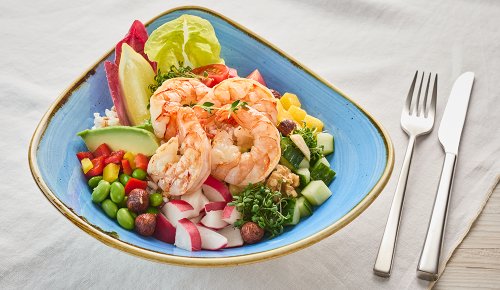 Eine Shrimps-Bowl mit Reis, Avocado, Edamame, Gurke und mehr