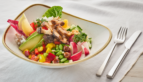 Eine vegane Bowl mit Kräuterseitlingen, Reis, Edamame, Radieschen und mehr