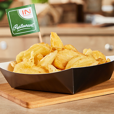Eine Pappschale mit knusprig gebackenen Pommes