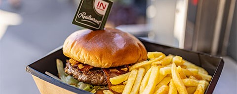 Zubereitung eines Burgers mit Pommes Frites im INTERSPAR-Foodtruck