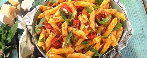 Pasta Rosso mit Pesto Rosso, Tomaten, Rucola, Pinienkernen und Parmesan