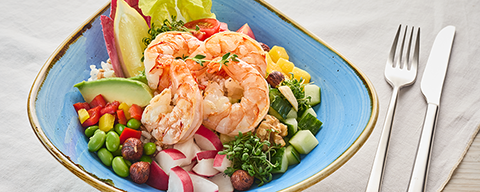 Eine Shrimps-Bowl mit Reis, Avocado, Edamame, Gurke und mehr