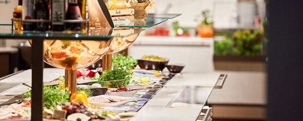 INTERSPAR-Frühstücksbuffet mit verschiedenen Speisen