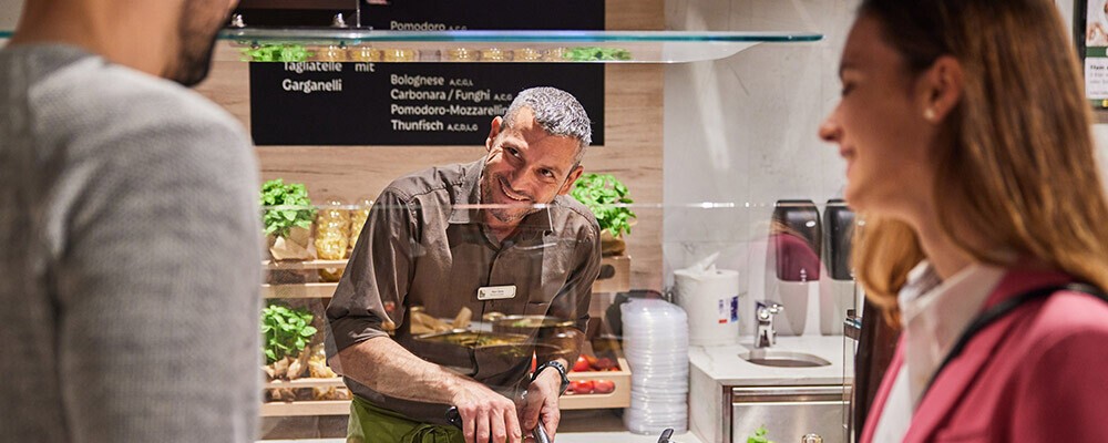 Ein Mann und eine Frau beim Bestellen am INTERSPAR Frühstücksbuffet