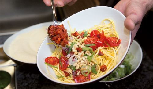 Frische Pasta mit Tomaten, Pinienkernen und Salsiccia