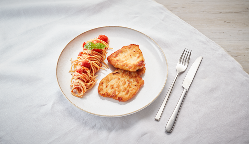 Piccata Milanese mit Nudeln in Tomatensauce und Schnitzel