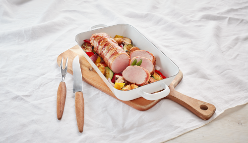 Frisch gegartes Schweinefilet mit Gemüse in einem Reindl