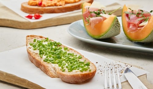 Eine Scheibe Brot mit Butter und Schnittlauch
