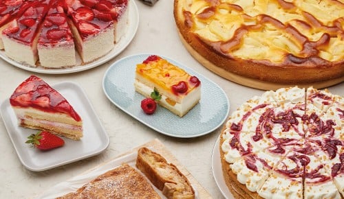 Viele verschiedene Kuchen und Torten auf einem Tisch