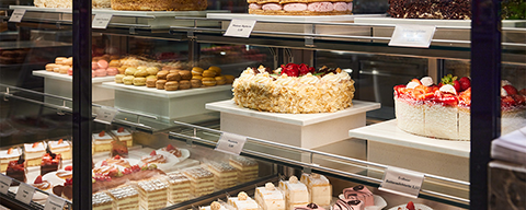 Eine Vitrine voller Kuchen und Torten in einem Café Cappuccino