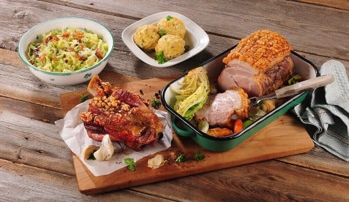 Frisch gebackene Stelze und Schweinebraten in einem Reindl